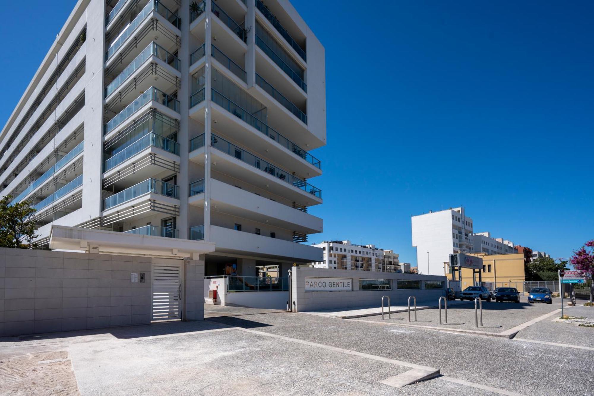 Kind Park - Sleek Apartment With Terrace & Parking バーリ エクステリア 写真